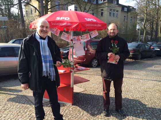 Jörg Stroedter (links), Florian Giese (rechts) und Henry Mazatis verteilten Rosen. Foto: Henry Mazatis.