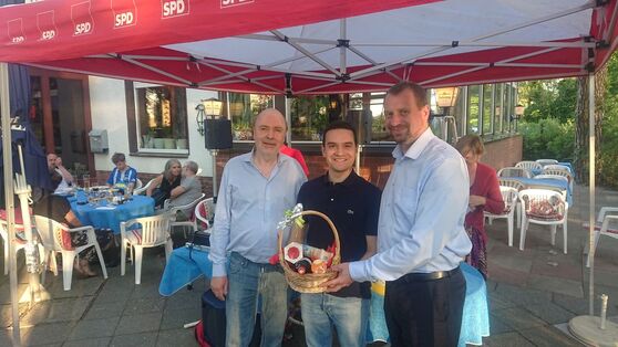 Der Hauptgewinn - ein Präsentkorb - ging an Kevin Berger/Foto: S. Rudloff